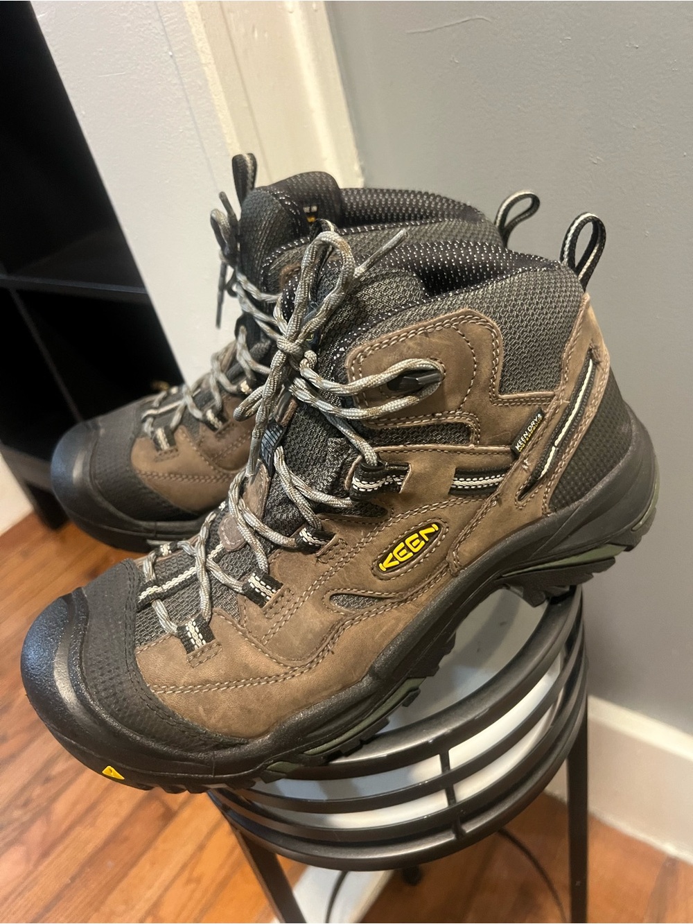 KEEN Men's Brown/Black Waterproof Hiking Boots size 10 D